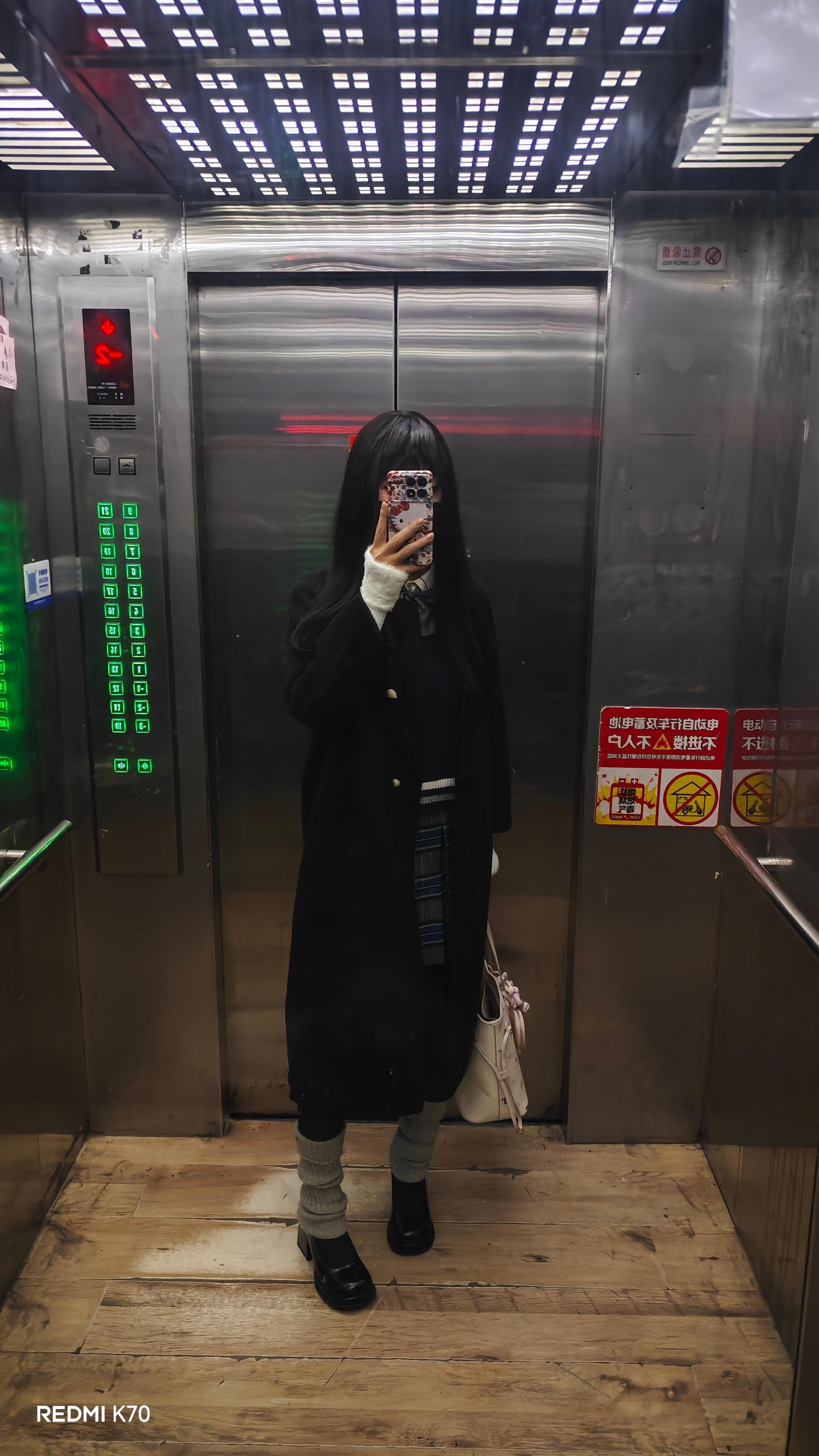 嘻嘻，去了SCHOOL，又碰到了阿希的XYZ乐队，更开心的是认识了DAWA打瓦乐