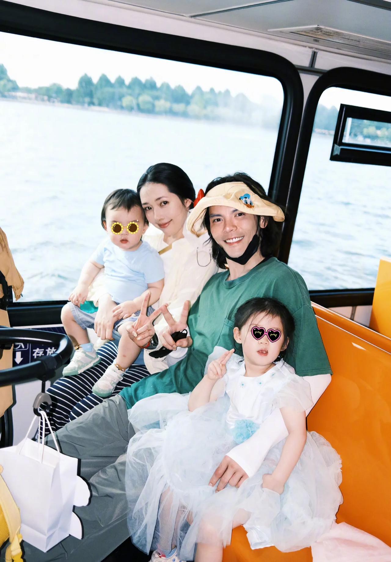 向佐和郭碧婷一家四口在迪士尼游玩，有粉丝留言：你老婆真的好美啊！向佐回复：我当然