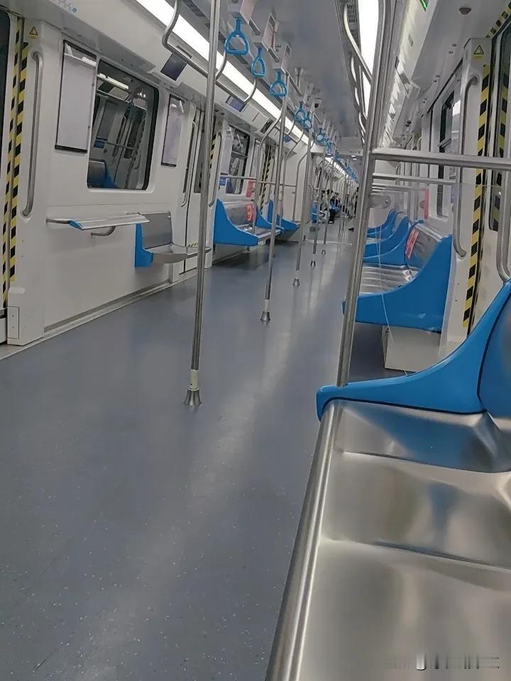 深圳的地铁站。又干净又明亮。而且还专门设置了爱心专座，供那些老幼妇孺以及残疾人使