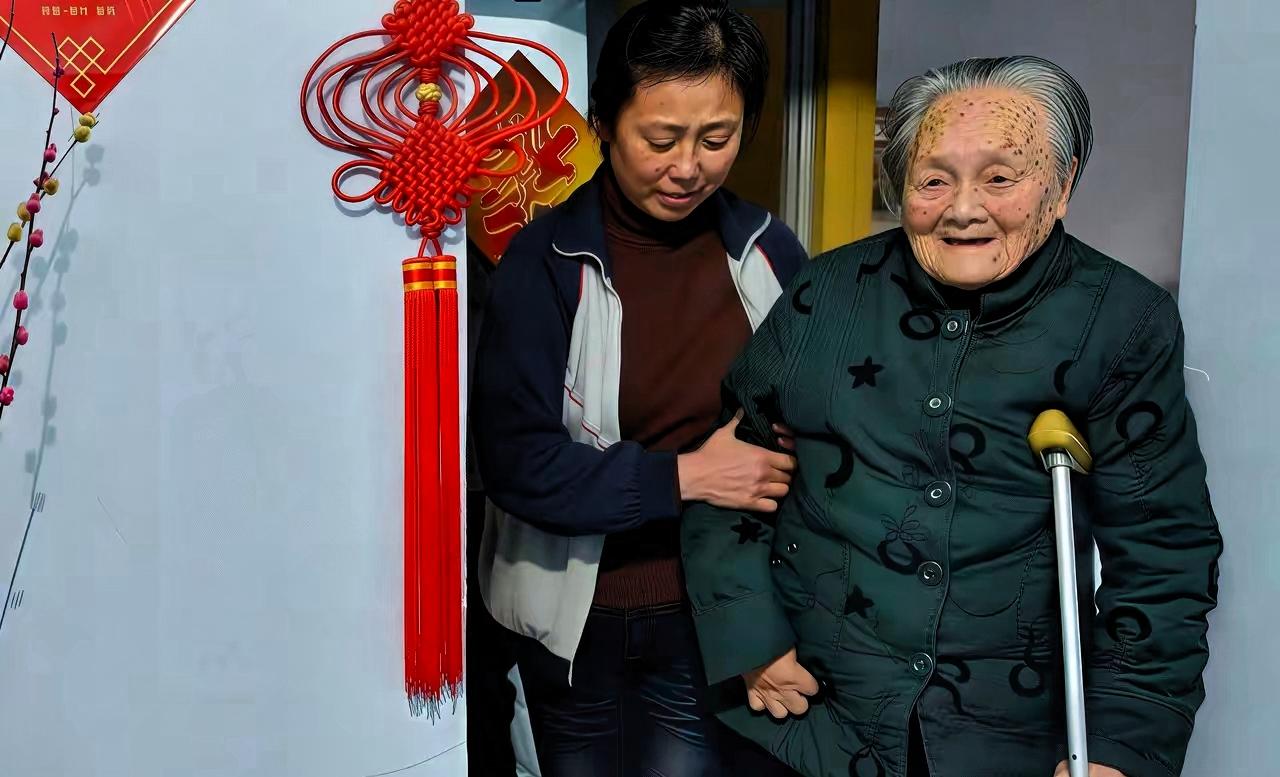 四川成都有1保姆在雇主家干了44年，照顾了三代人。没想到有一天，雇主突然对她说：
