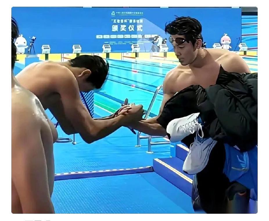 张展硕在夺冠比赛结束后，向前辈汪顺、孙杨鞠了90度的躬，这一举动让人感动得泪目。