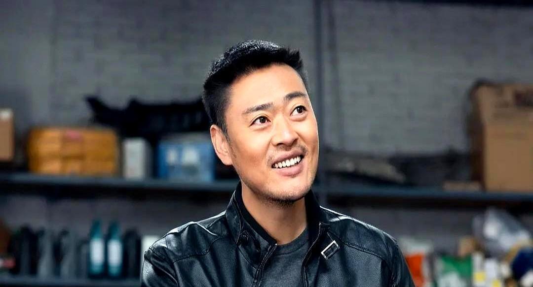 扫墓的温情镜头，居然是扫黑剧的大结局。
豆瓣8.2分，连续三周霸榜。
全网播放量