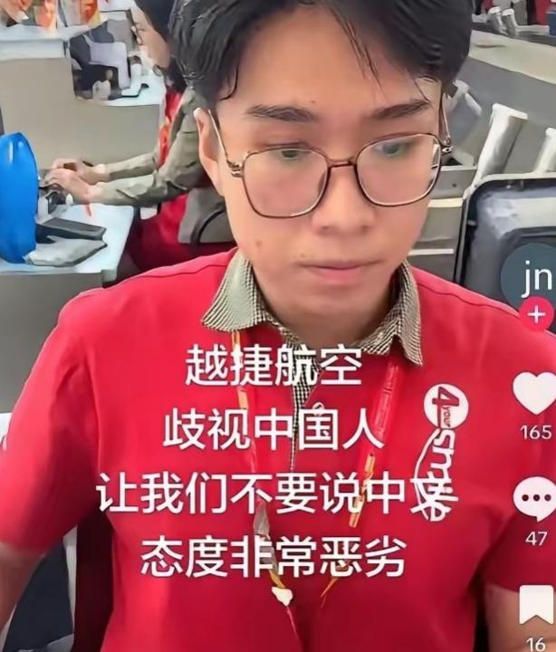 2026年7月20号，越南河内机场，两个中国姑娘在越捷航空柜台办登机，就因为用中