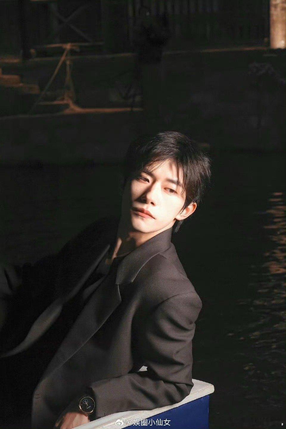 易烊千玺就这样迷倒所有人 易烊千玺站在那里就自带光环，不需要任何多余动作，就能让