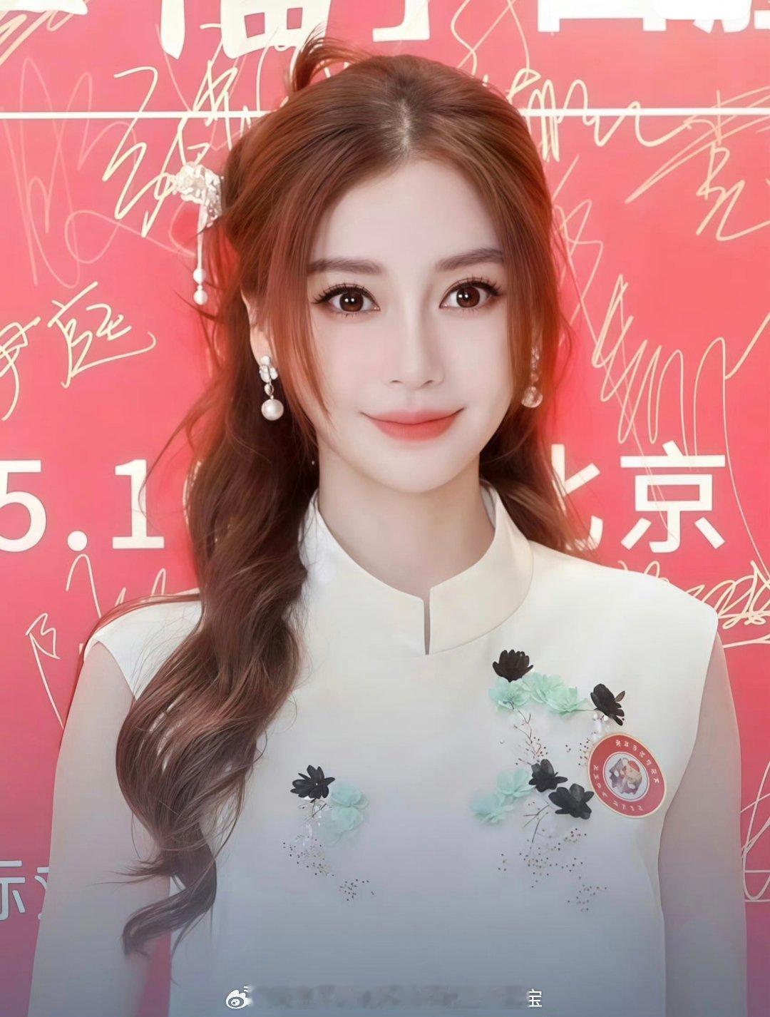 Angelababy亮相重阳节敬老活动Angelababy亮相重阳节敬老活动，再