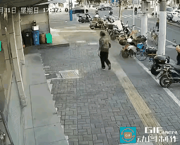 两人争抢纸盒引发的一桩悲剧。