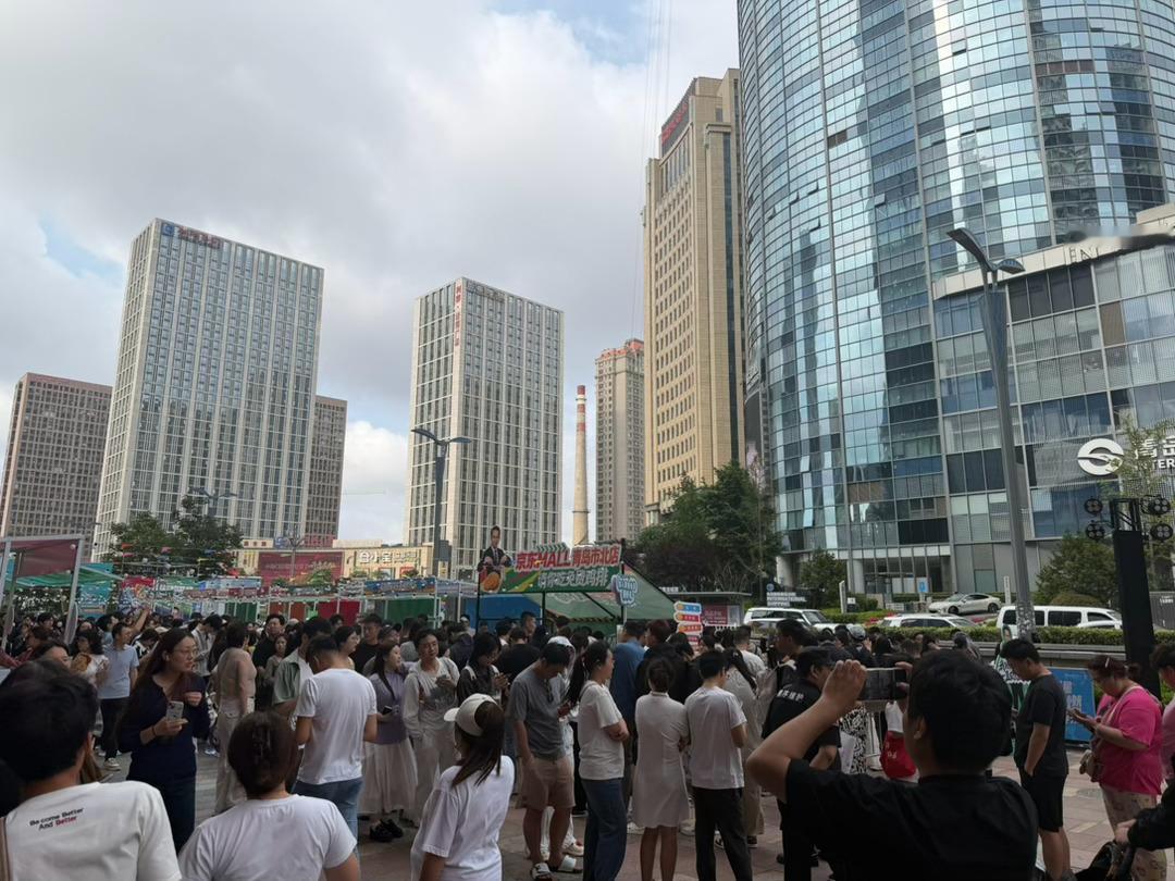 我说楼下京东这么多人～原来是「鸡排哥」来做活动不过我不太感兴趣