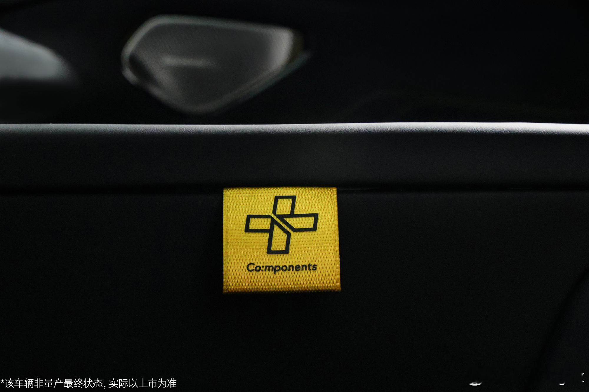 领克10+的内饰配色真的非常惊艳，属于那种让人驾控欲望拉满的配色，让人驾驶欲爆棚