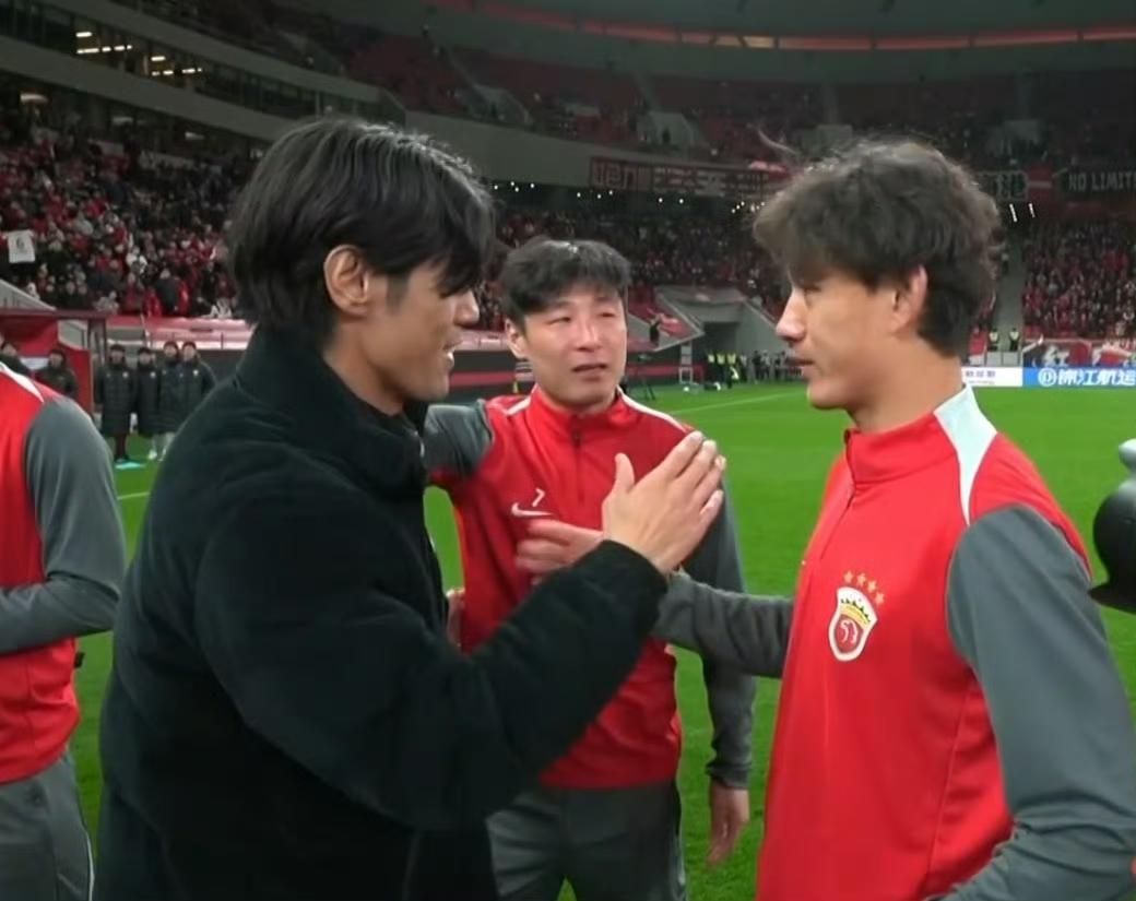 今晚上海海港的主场，不止是一场中超联赛，更是崇明六虎一段传奇的告别。
 
吕文君