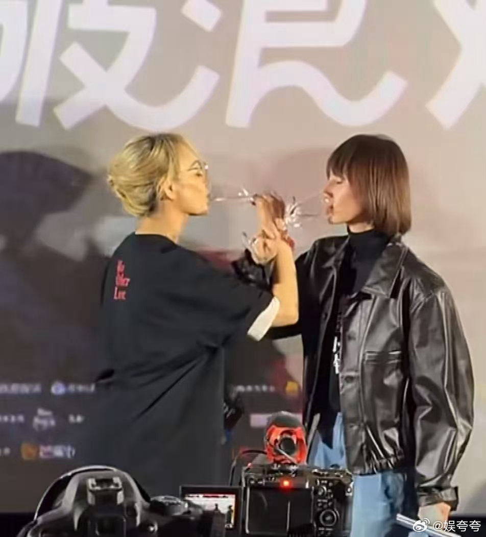 袁泉宁静喝上交杯酒了 袁泉宁静交杯酒名场面来啦！《蜂蜜的针》首映礼售后拉满，戏外