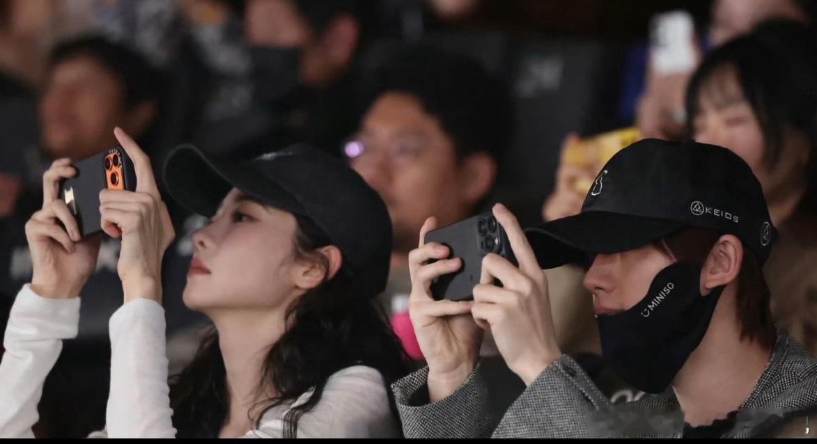 说什么不重要，重要的是两个人都笑成这样了，能不能让我也开心一下！丁程鑫张艺凡在说