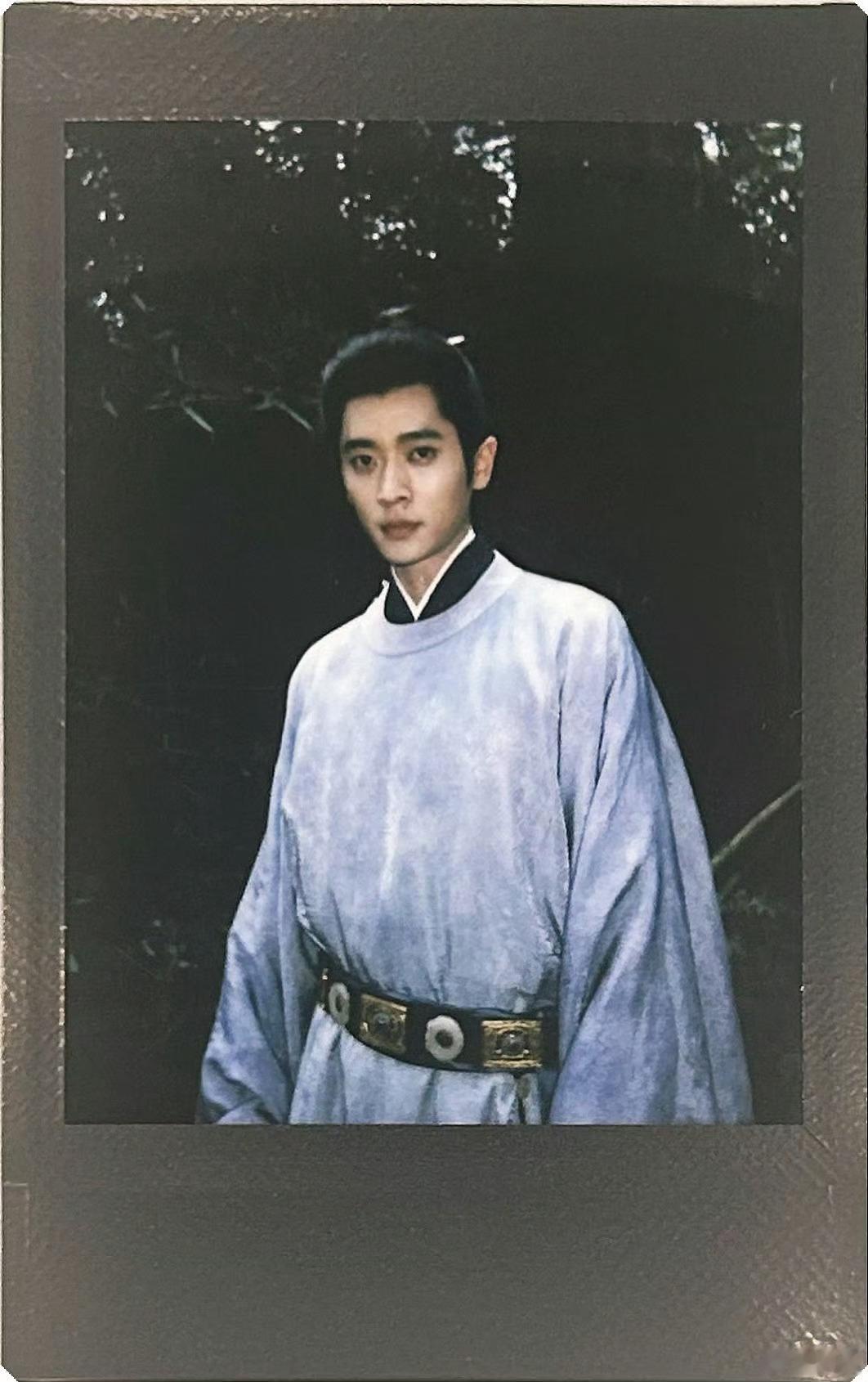 丞磊  恭喜丞磊即将成为莫离剧组首位收官博转发破100w的演员！莫离的焦点所在