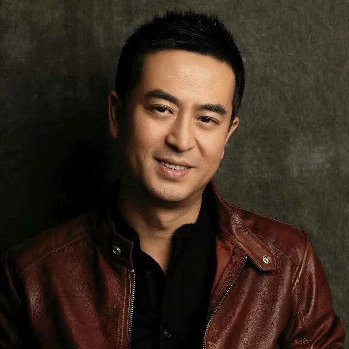 演员，张嘉译说，我不缺钱，我弄了一个影视公司，还投资影视剧，我自己演的这些电视剧