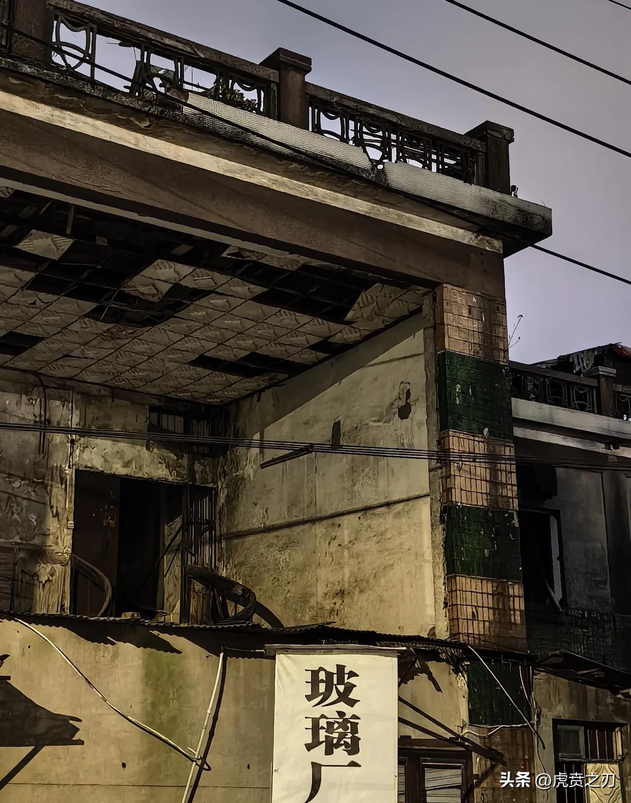 《临江仙·重访老玻璃厂》

断壁残垣留旧迹，昔时炉火销沉。
卅年如梦又重临。
荒