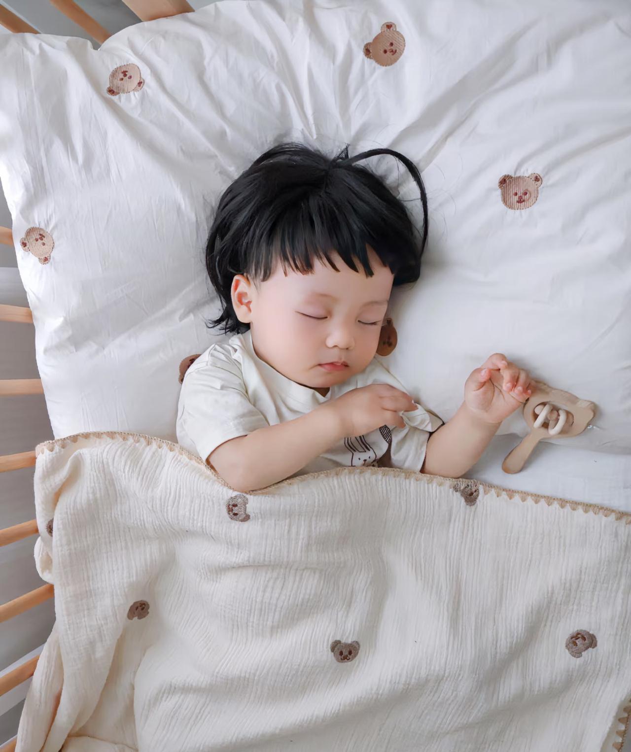 最近刷到“睡得少和睡得晚哪个对身体伤害大”的话题，好多中老年朋友都在问，我看完也