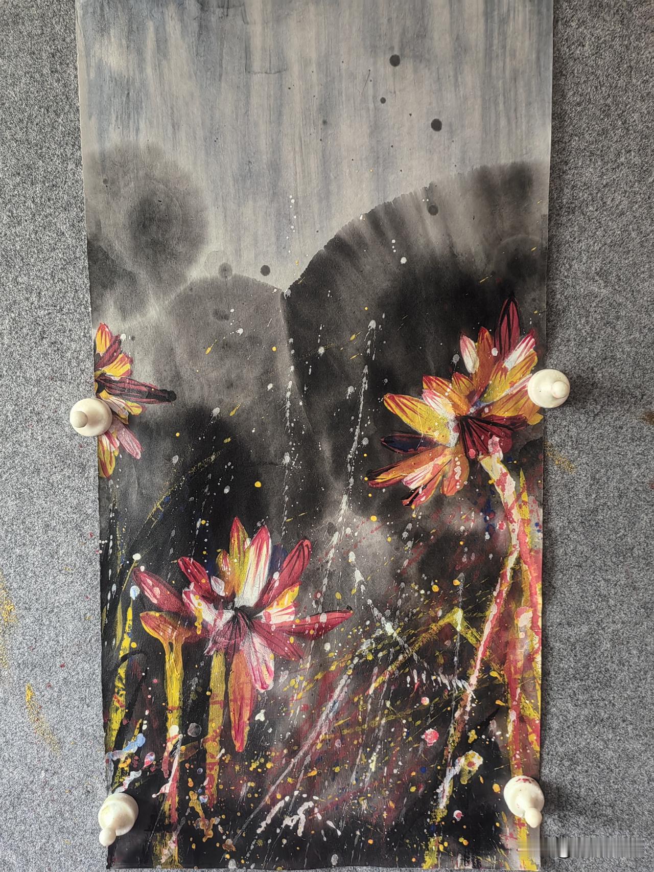 今天4月12日。没什么事干。看了黄永玉的荷花。也画了一下。能不能以假乱真？[大笑