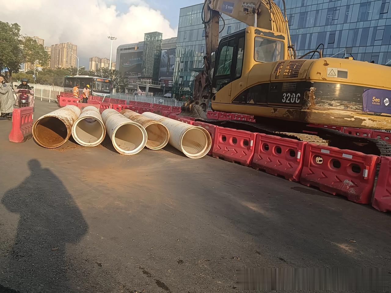 #昆明头条#螺蛳湾好好的路面不知道挖了埋什么管道？走路绕一大圈，正好公交枢纽站这