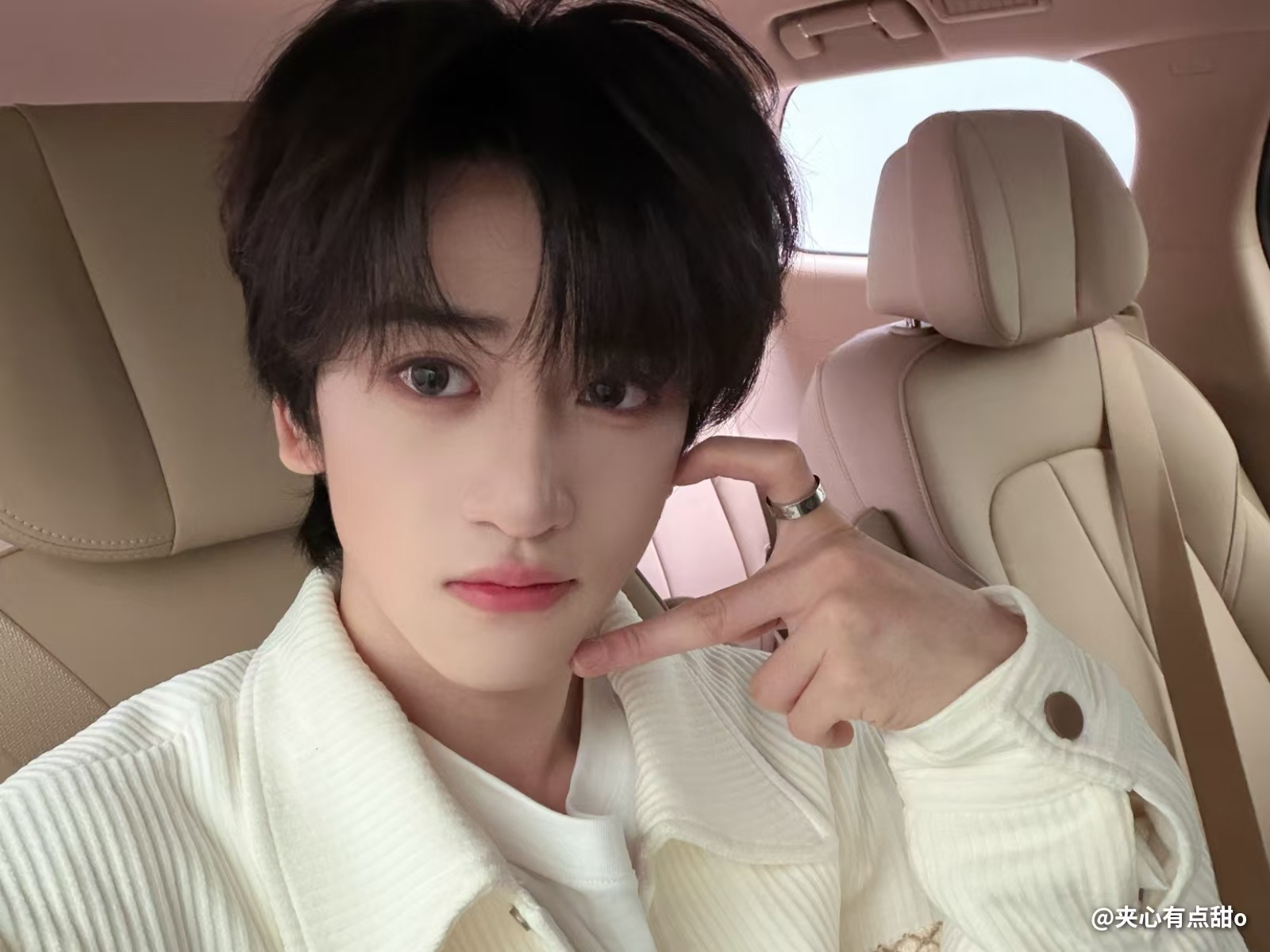 邓佳鑫高会更新 点进高会差点被帅晕，邓佳鑫这组照片太绝了。眼神里有内容，氛围感拉