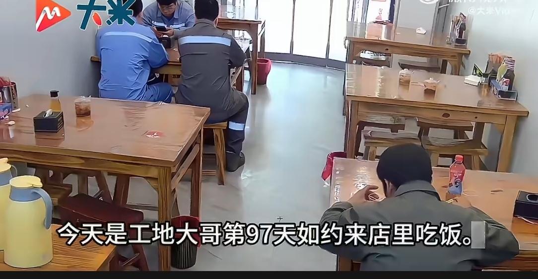 “工资没发，能赊碗面吗？”河南周口面馆老板宗春垒二话不说，做了一碗青菜肉丝面。第