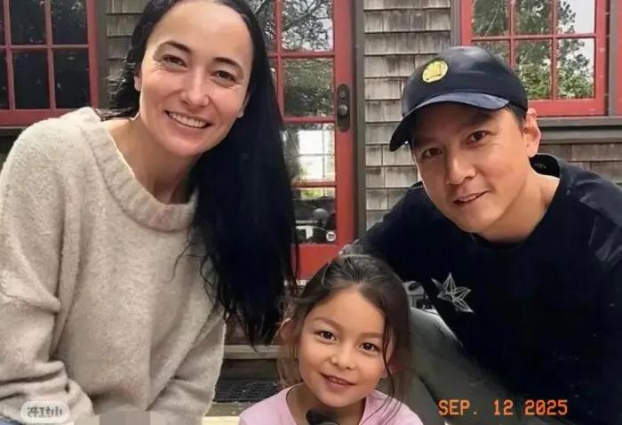 感觉吴彦祖不是在挑老婆，这是挑了个兄弟吧？两夫妻简直是一个模子刻出来一样！原来这