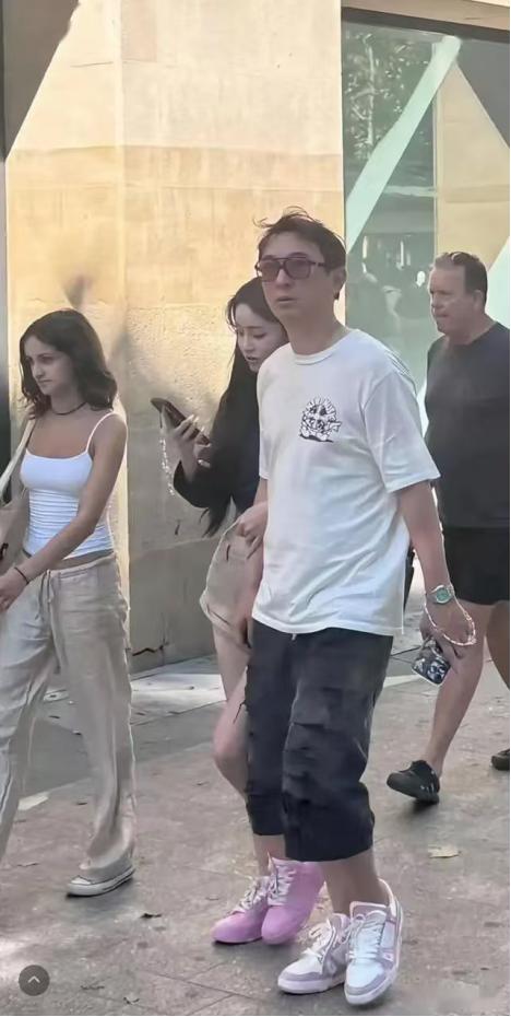 王思聪很可能不会再回国，这并不是因为他欠了20亿，也不是因为王健林卖掉了48座万