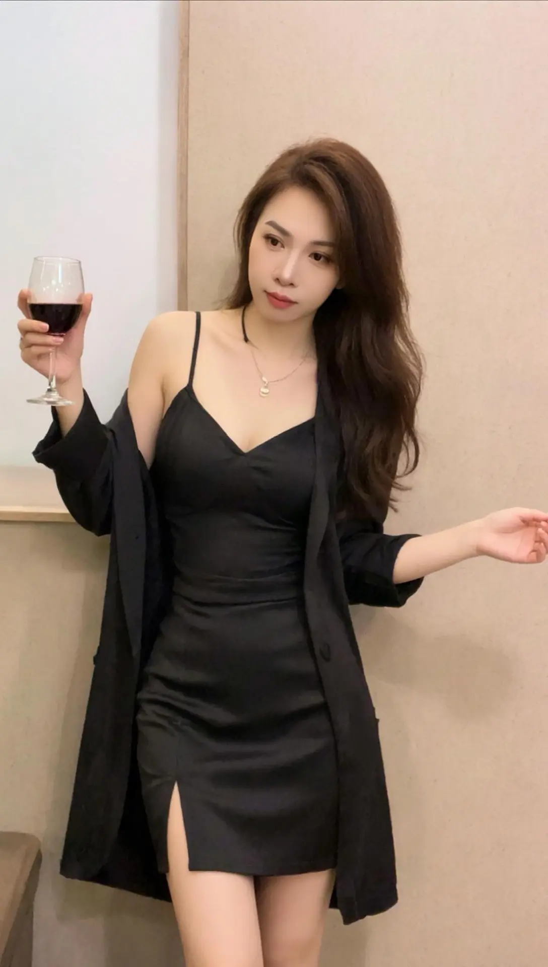 怎么将小黑裙穿出氛围感 黑裙穿搭 黑色小吊带连衣裙 纯欲天花板 御姐风