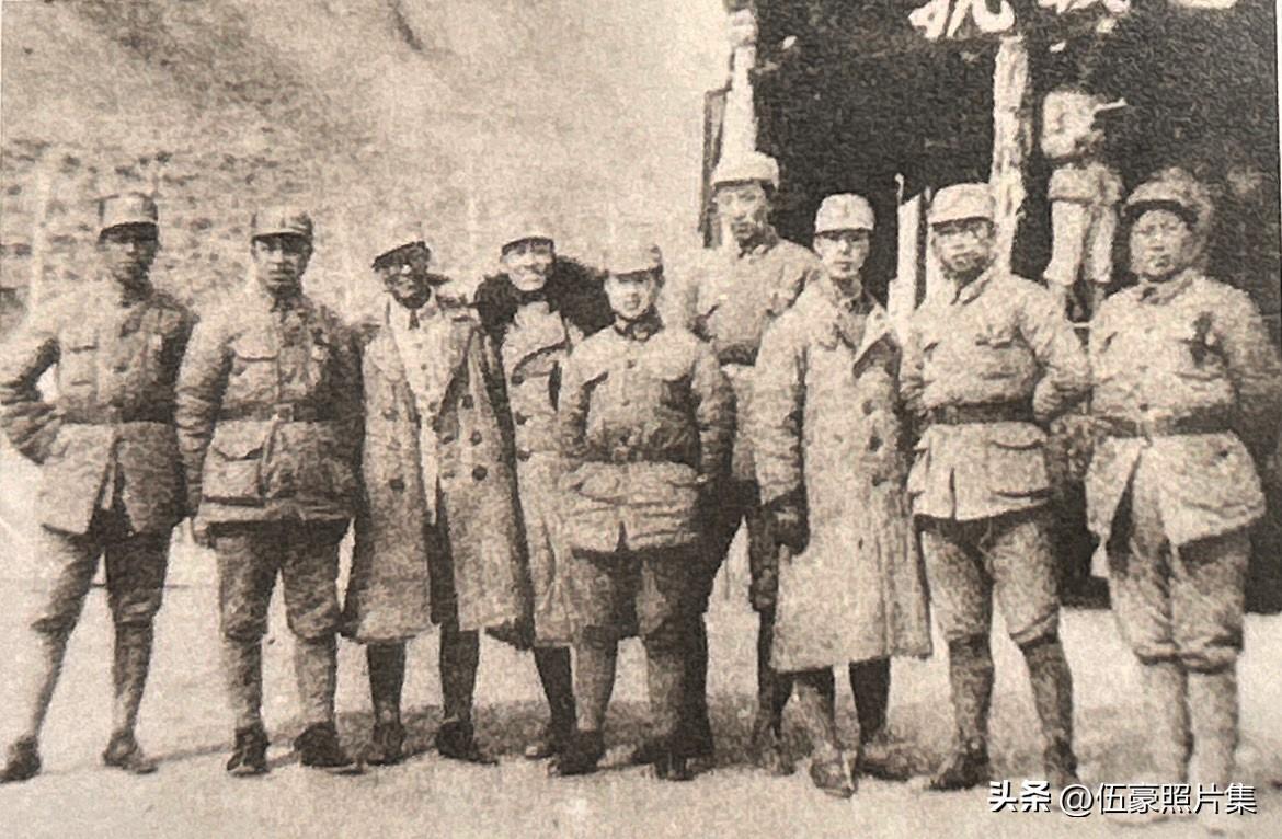 1938年2月，延安，抗日军政大学（抗大），八路军高级将领的合影。照片中的人物包