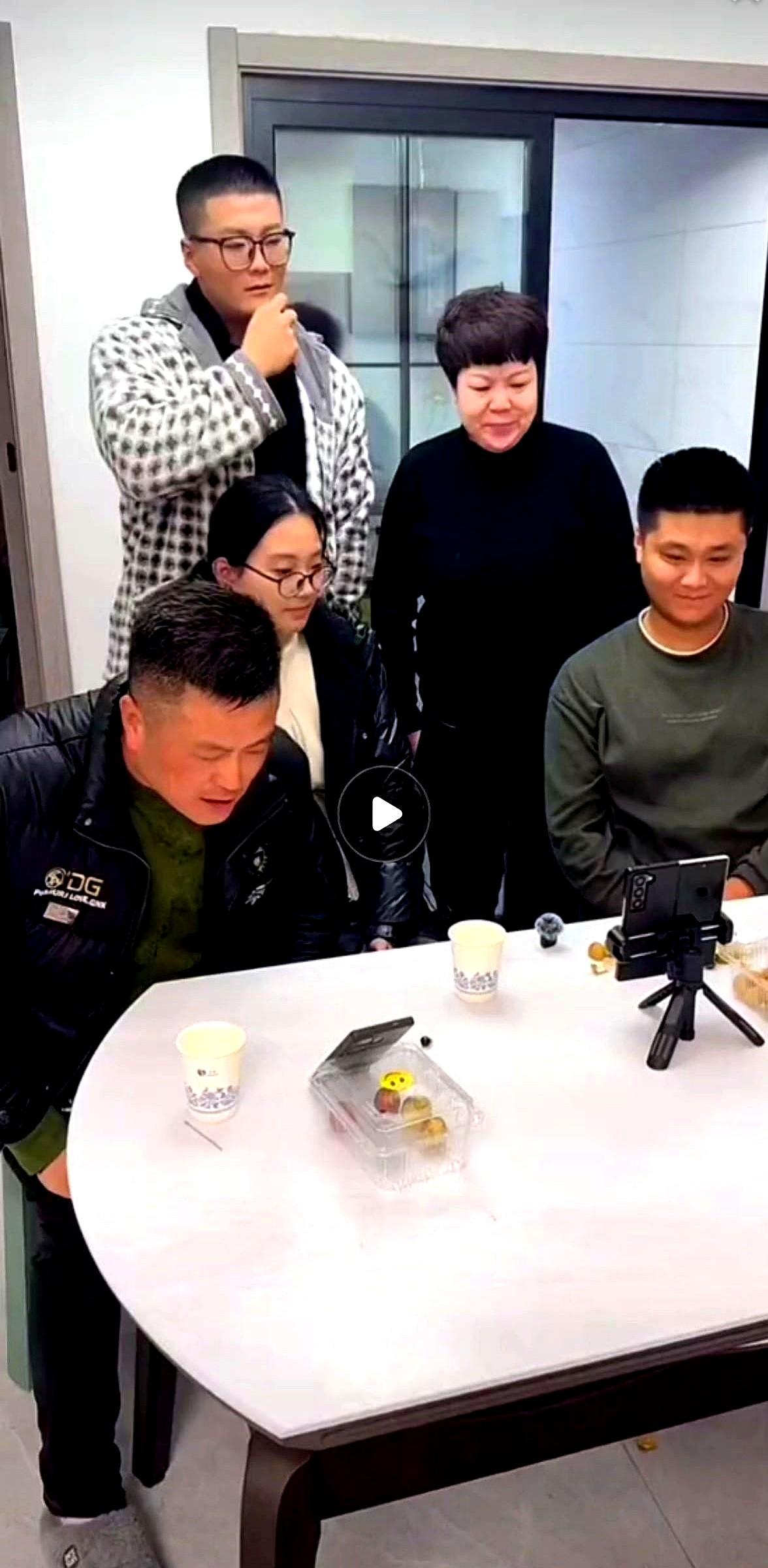 双胞胎失散27年重逢的剧情原本是高甜爽文，结果从见面第一天的直播冲到热搜第五，再