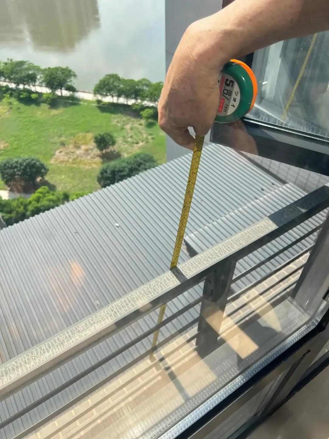 广州三楼住户闷成蒸笼，楼下雨棚藏4台外机，强拆令为何悬而未决？

    202