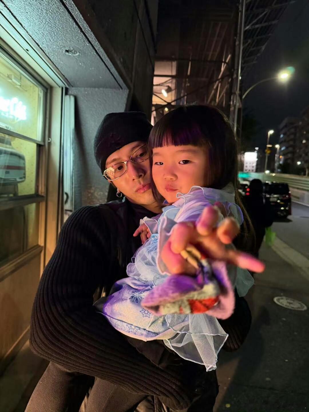 假装我们一家三口很幸福👌🏻 