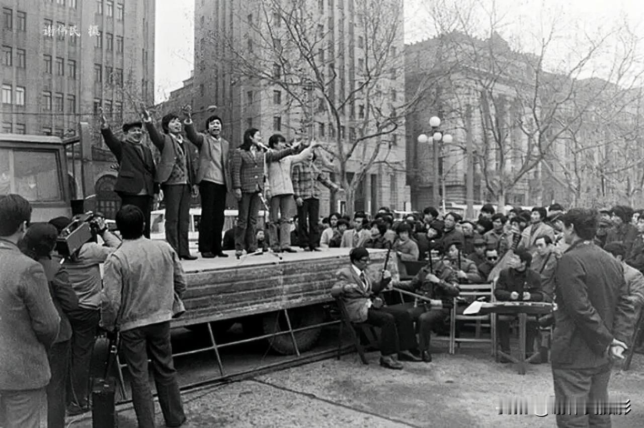 #谢伟民老照片#  1980。上海外滩。“交通牌”卡车做宣传舞台的年代。