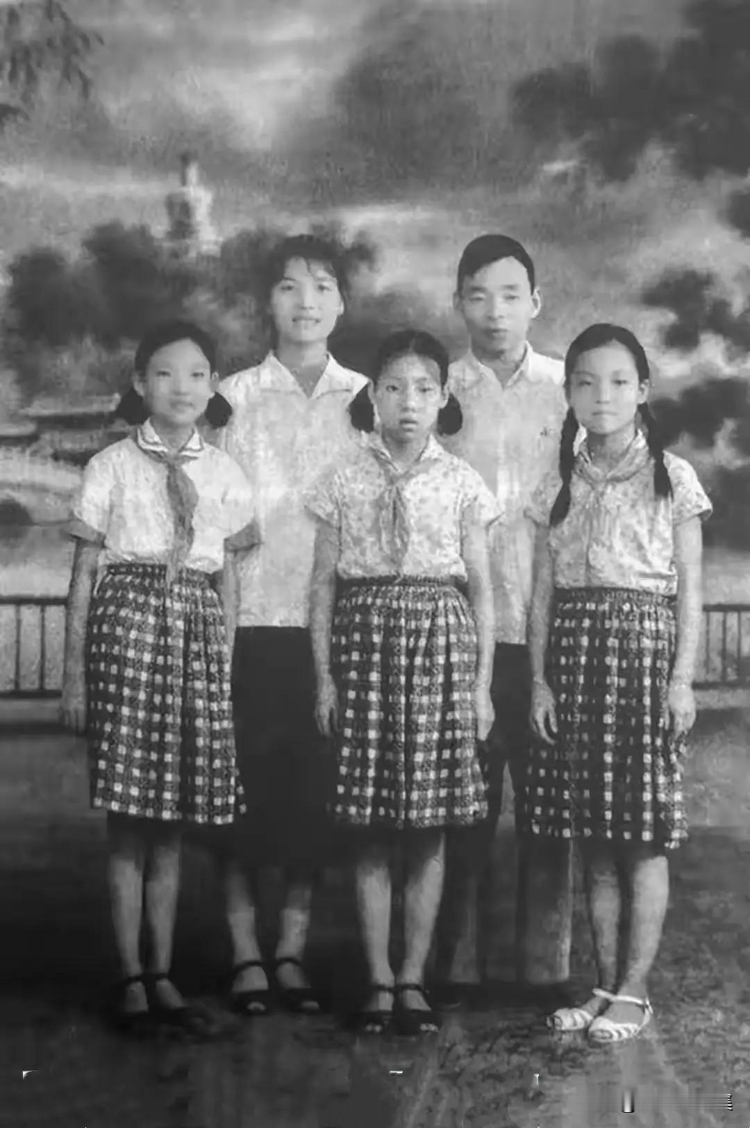 上世纪六十年代，西藏军区政治部主任的阴法唐将军（后右）与夫人李国柱（后左）以及他