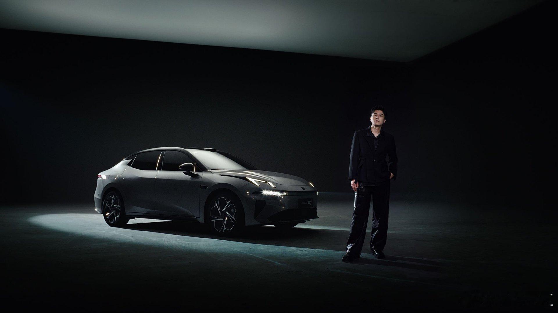 春运回家是不是哪哪都堵，想要停车难到破防？而领克07 EM-P携手车型挚友许静韬