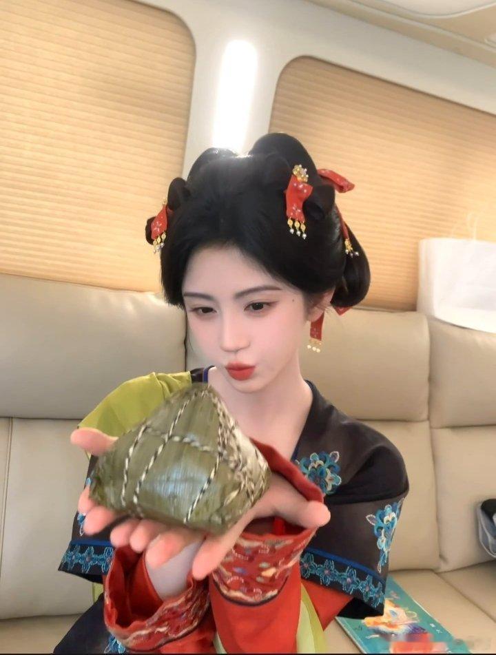 鞠婧祎脸快比粽子小了端午营业照一出，网友直接破防——“duang大一个粽子，衬得
