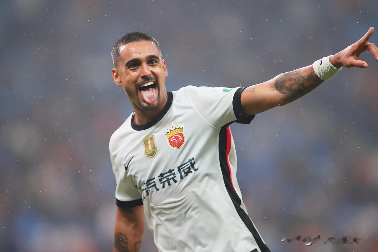 莱昂纳多受膝伤困扰，上港不排除寻找备用外援！
上港主力外援莱昂纳多因受膝伤困扰连