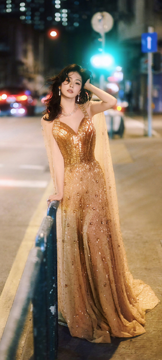 白鹿金辉魅影大片白鹿这组金辉魅影大片直接美出天际，把甜与飒的边界彻底打破！一袭银