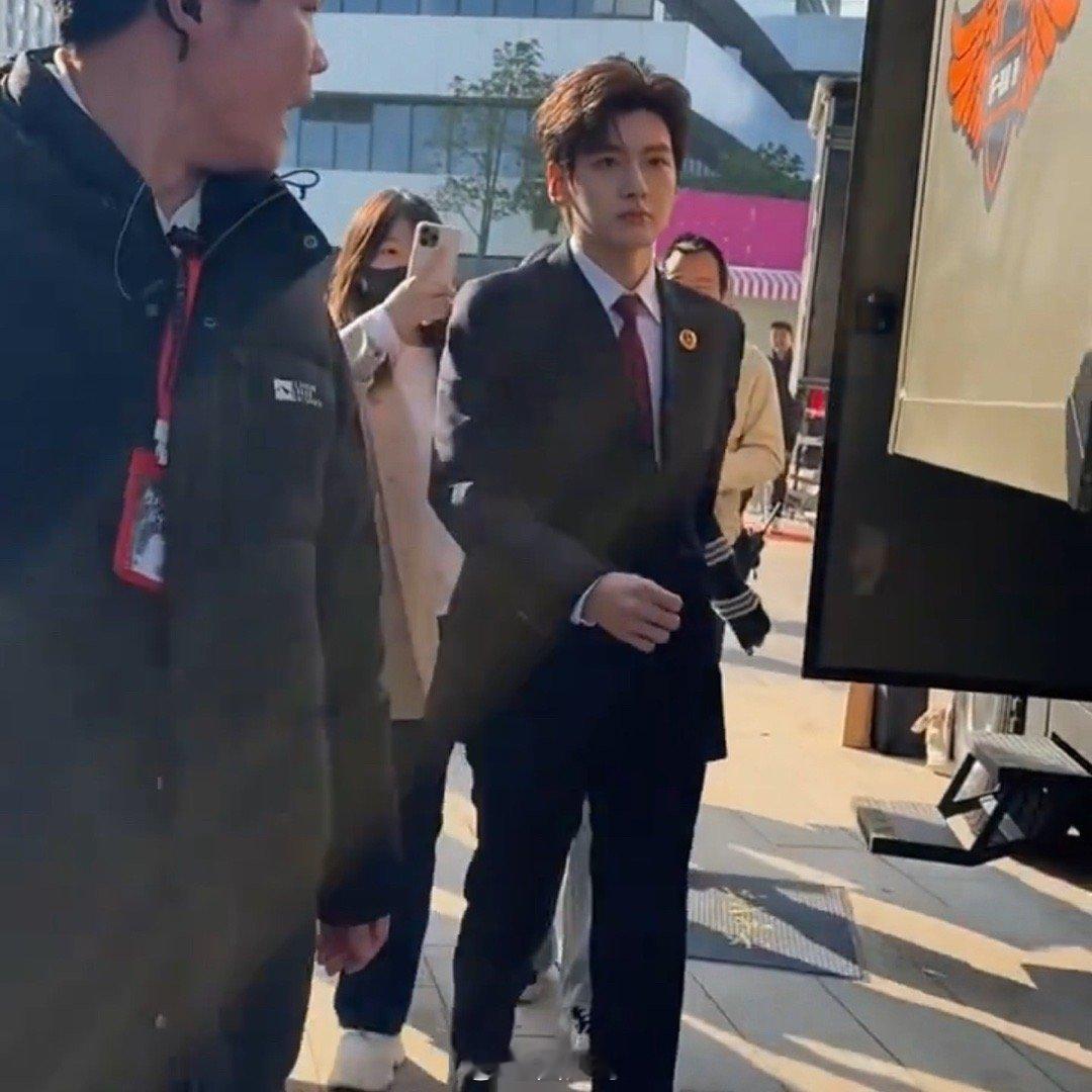 翟潇闻胜利的滋味开机路透哇塞了啊，没想到翟潇闻的新剧制服造型居然这么带感啊，翟潇