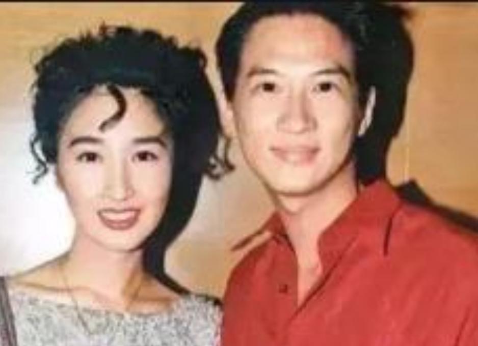 张家辉与关咏荷是娱乐圈的恩爱夫妻典范，张家辉在多个场合谈及关咏荷时，总是满眼笑意