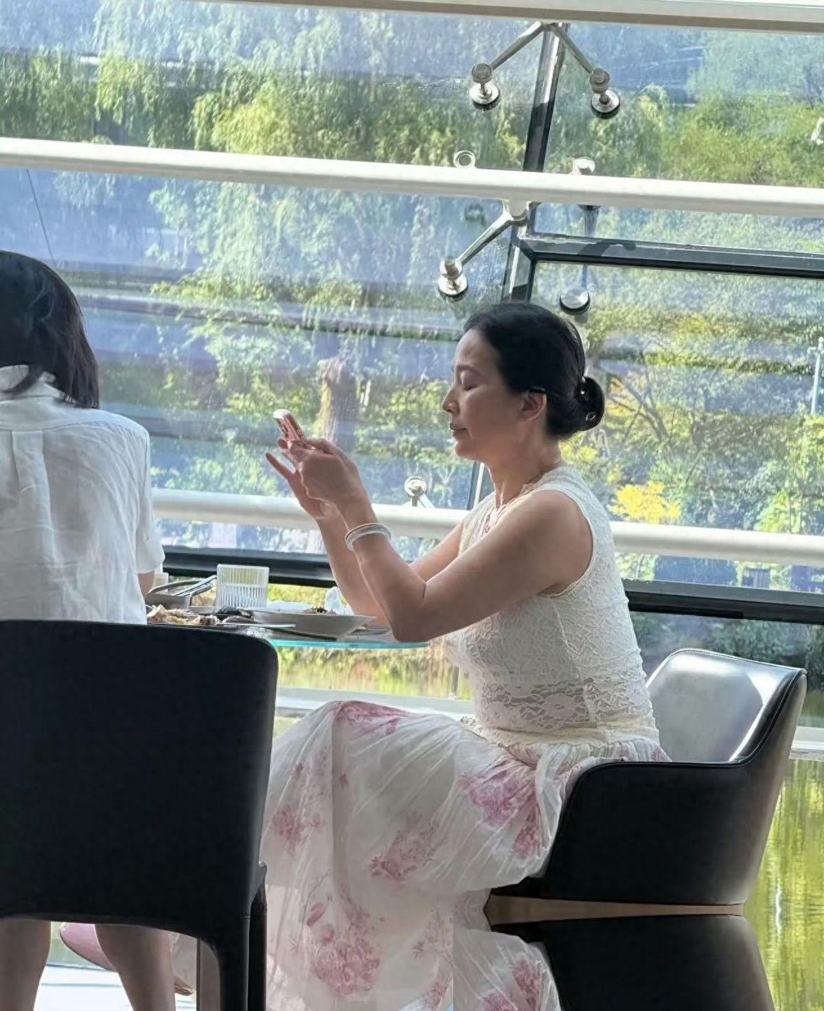 8月30日的北京街头，一位老太太的穿搭把路人看懵了。顶着一张布满岁月痕迹的脸，手