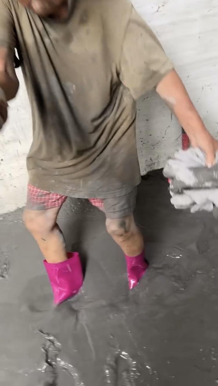 花蓮風災，目前仍未確定堰塞湖是否安全？？但所有民眾必須清除自家厚重的淤泥，由於當