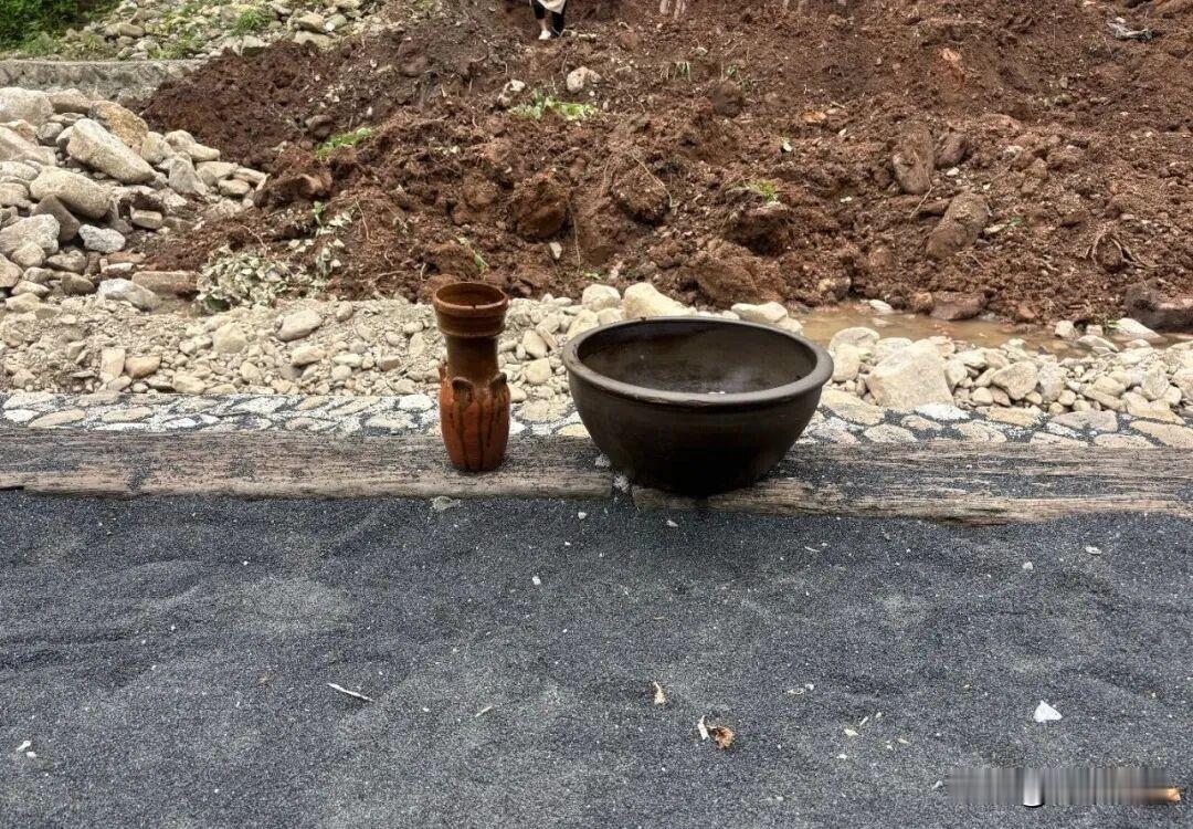 青砖刚露头，工地停工保文物，墓主是谁？
6月5号上午九点，绵竹广济镇玄郎村三组工