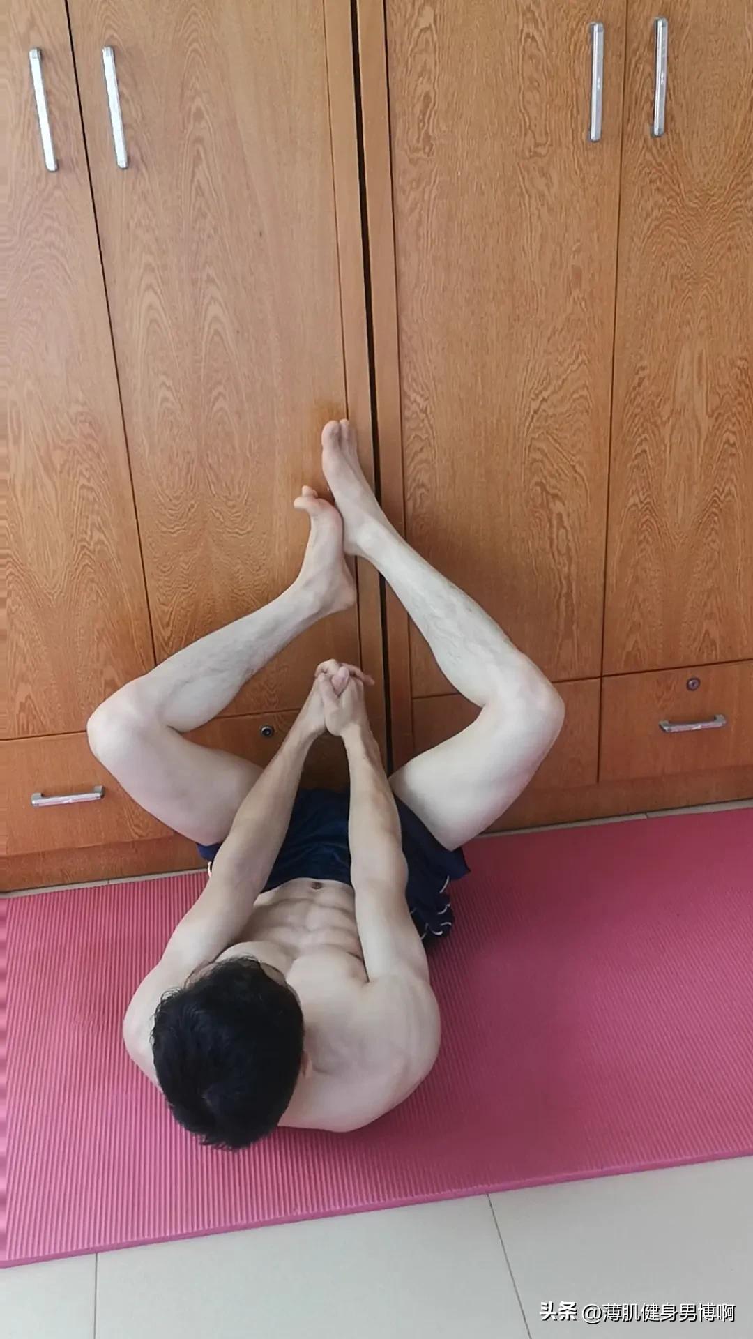 举腿锻炼，想练就练！
每天坚持练十分钟，腿部肌肉越来越好了，韧性也越来越好。练多