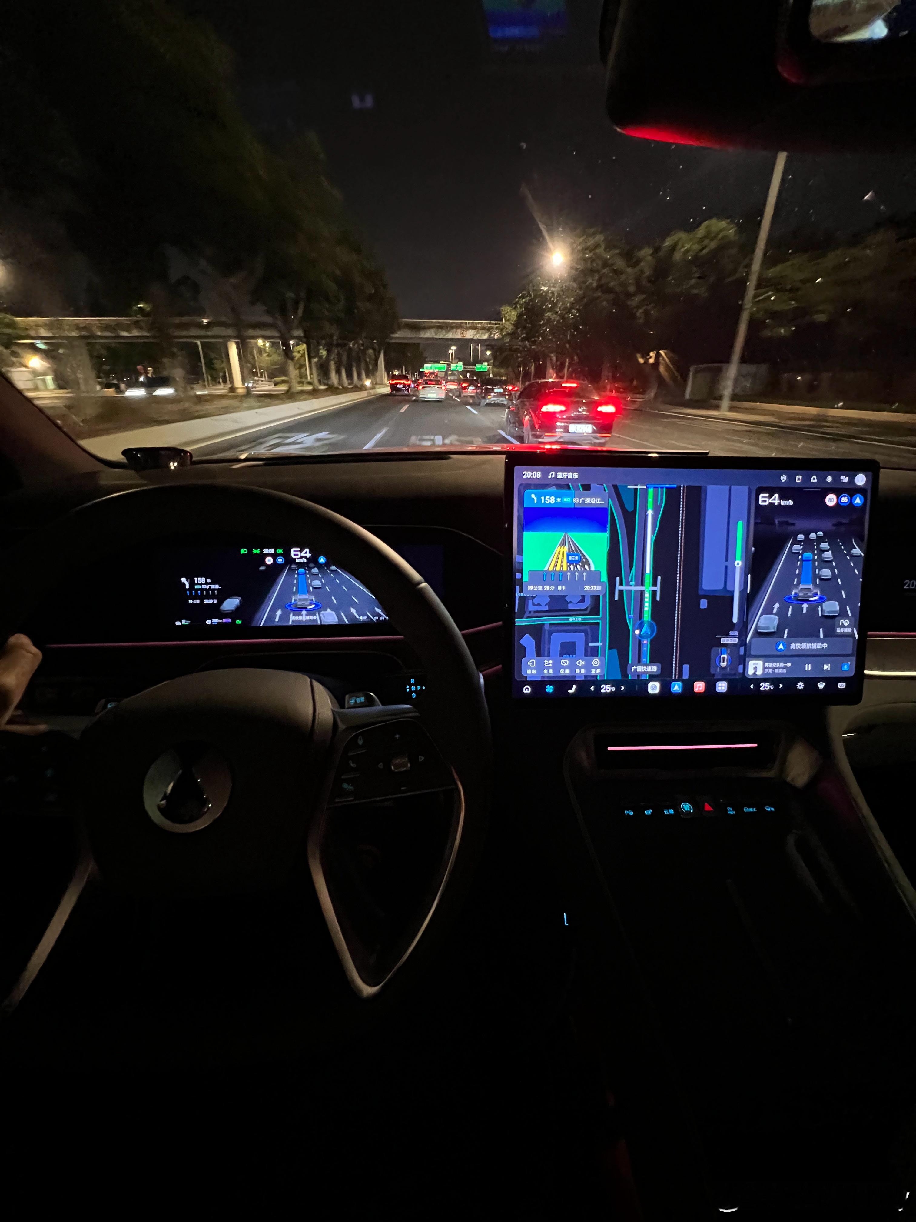 不知道是不是年纪大了，开个3秒多的车，跑了2000公里，还没开过运动模式当然，这