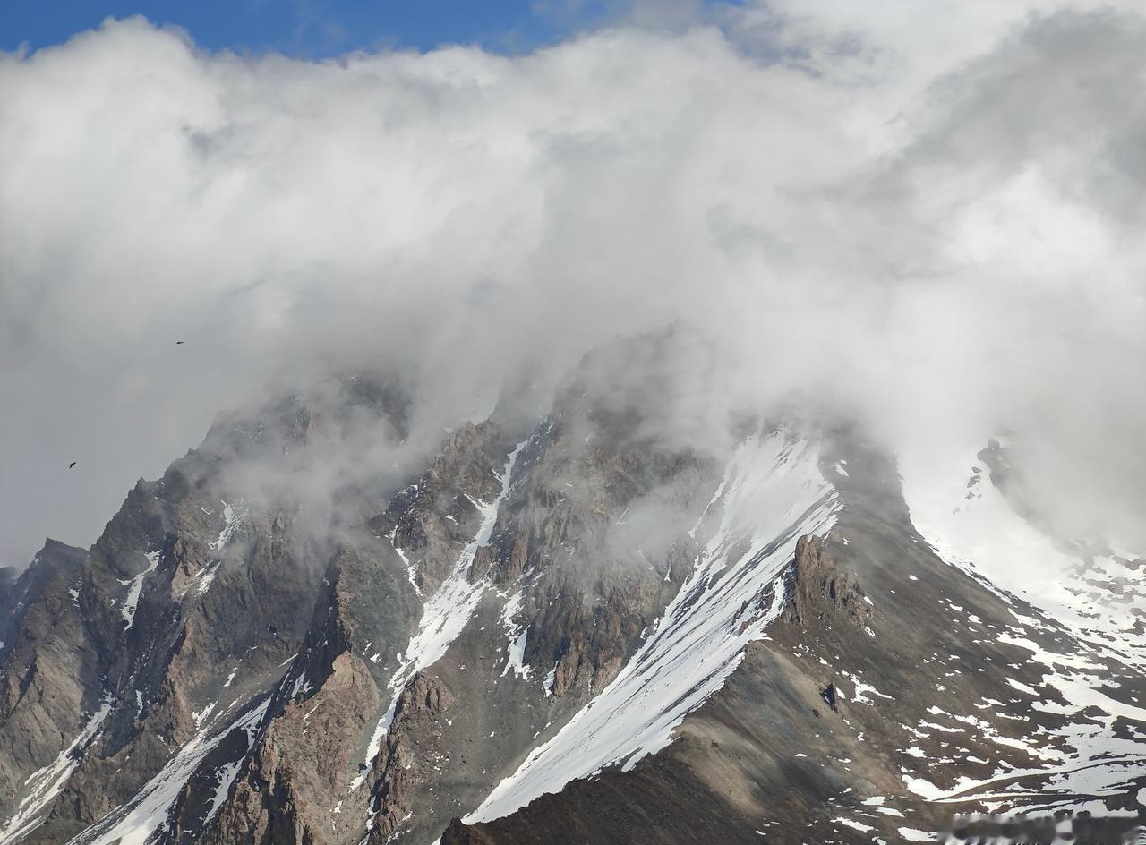 独库公路？这不川西吗？
绝活是3500米就能摸到雪山，摸到天山山脉，这一点川西确