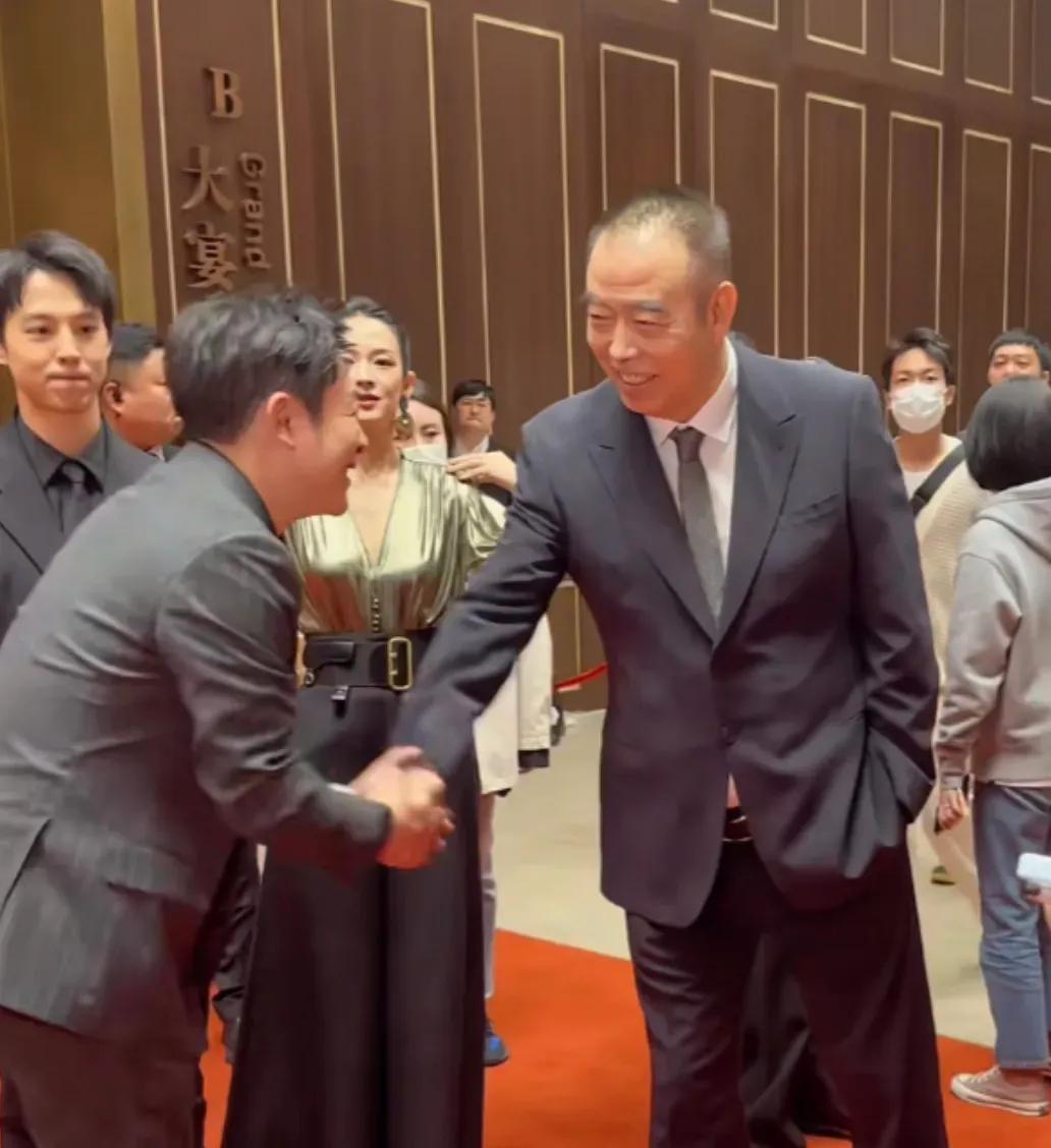 正如黄渤所说：当你红了之后，娱乐圈根本没有坏人。每个人见了你都会低头哈腰，不停喊