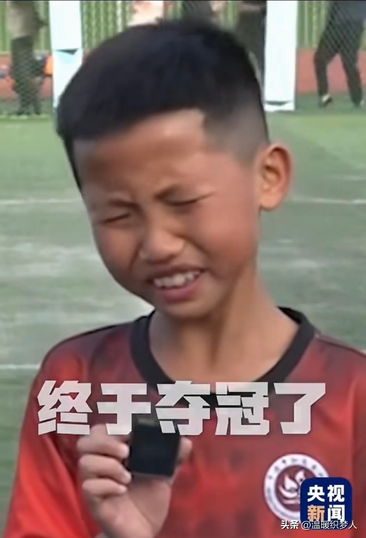 意大利国际青少年杯，
宁波孙文英小学12岁足球队，
七战全胜，拿下冠军。

听起