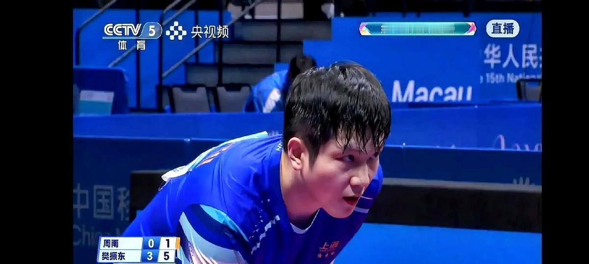 刘海湿成条形码，樊振东当场被“剪”上热搜。

网友手痒到想冲进场递剪刀。

别笑