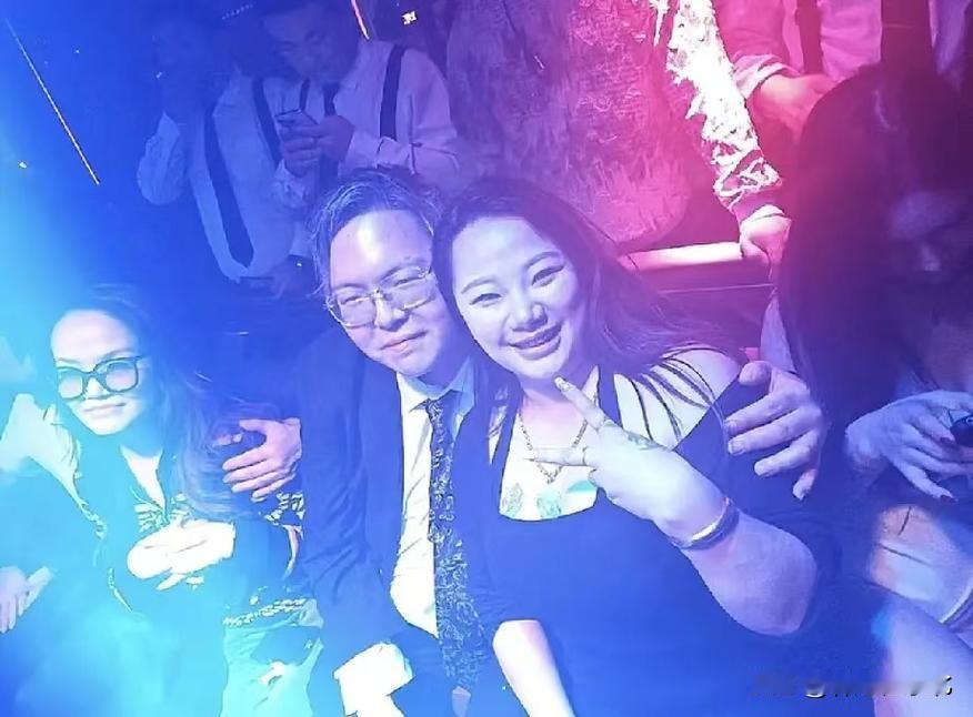 向佑心交女朋友，又胖又秃，没颜值，烟不离手，向太坚决不认这个儿媳妇，你认为这个儿