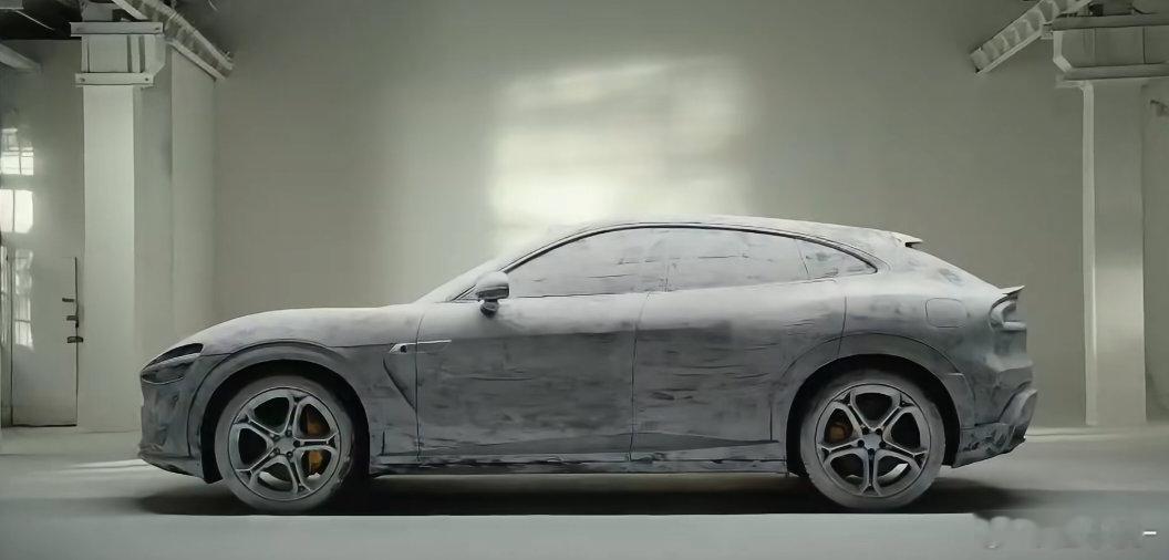 小米YU7和Maison Margiela的合作来了他们在小米YU7上进行了Bi