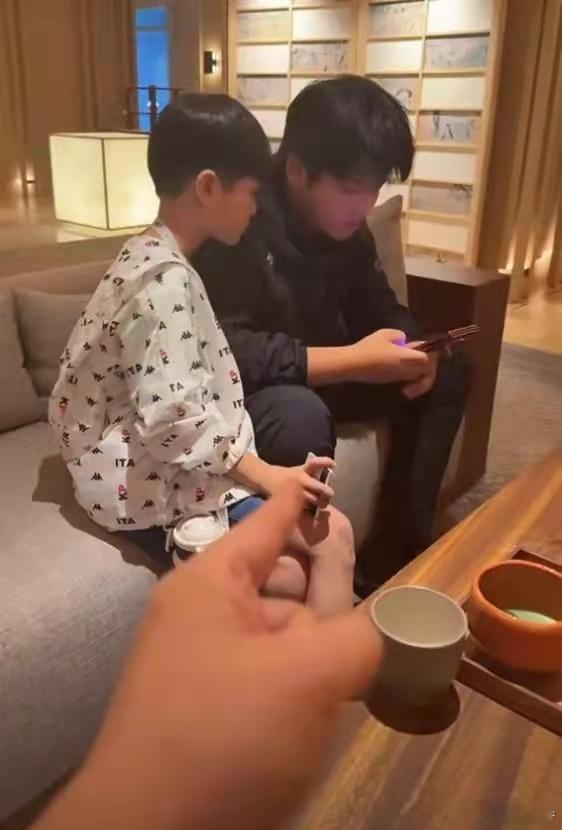 杨子带安迪安麟日本游，酒店沙发惊现女士包，杨子终于不“装”了！ ​​​